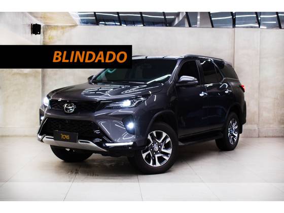TOYOTA HILUX SW4 2.8 D-4D TURBO DIESEL SRX PLATINUM 7L 4X4 AUTOMÁTICO